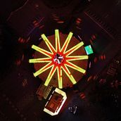 Circles and movement, whirligig by night. Un projet de Photographie, Postproduction photographique, Photographie numérique, Photographie pour Instagram, Composition photographique, Photographie lifest , et le de Dick Mandemaker - 11.07.2023