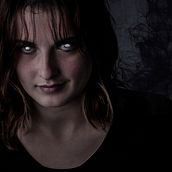 My project for course: Dark Conceptual Portraits. Un projet de Photographie, Photographie de portrait, Éclairage photographique , et Photographie artistique de Bettina Dwyer - 11.07.2023