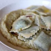 Pranzo di Pasqua: Ravioli Meditazione di Primavera - Cestini desiderio di Mare. Un progetto di Scrittura e Social media di Maria Grazia Lia - 13.07.2023