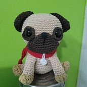 PUG con collar . Een project van Craft, Speelgoedontwerp, Textiel, DIY, Haken, Amigurumi y Textielontwerp van Emely Núñez González - 11.07.2023