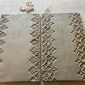 Mein Abschlussprojekt für den Kurs:breakfast trays Stempelherstellung für strukturierte Keramik. Een project van Craft,  Beeldende kunst,  Interieurdecoratie, Keramiek y DIY van tinagiesen - 16.07.2023
