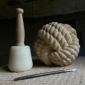 Carving a Rope Knot . Patung proyek oleh Zoë Wilson - 07.22.2023