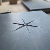 Geometric Snowflake in Welsh Slate . Patung proyek oleh Zoë Wilson - 07.22.2023