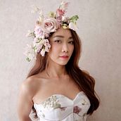 My project for course: Wearable Floral Jewelry: Make Accessories with Fresh Flowers. Un projet de Création d'accessoires, Design de bijoux, St, lisme, DIY , et Art floral et végétal de Indah Chrisninda - 22.07.2023