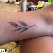 Mi proyecto del curso: Tatuaje botánico con puntillismo. Un progetto di Illustrazione tradizionale, Design di tatuaggi e Illustrazione botanica di Maria de los Angeles Centeno - 23.07.2023