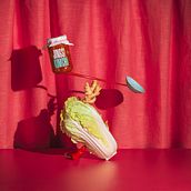 Jings! Kimchi. My project for course: Conceptual Product Photography for Advertising. Advertising, Photograph, Product Photograph, Photographic Lighting, Digital Photograph, and Commercial Photograph project by Brainfood - 07.24.2023