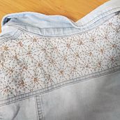 SASHIKO PROJECT #1  My project for course: Introduction to Japanese Sashiko Stitching. Denim jacket. Embroider, Fiber Arts, DIY, Upc, cling, and Textile Design project by Guro Øverbye - 07.25.2023