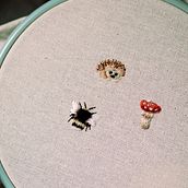 Mein Abschlussprojekt für den Kurs: Miniatur-Stickerei: Stelle bestickten Schmuck her. Jewelr, Design, Embroider, and Textile Design project by Sarah - 07.28.2023