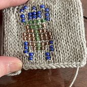 Mi proyecto del curso: Diseño y tejido de punto con mostacillas de colores. Un progetto di Design di accessori, Fiber Art, Maglia e Textile Design di Mariela Menestrina - 29.07.2023