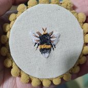 Meu projeto do curso: Bordado em miniatura: crie joias têxteis. Embroider, Textile Design, Jewelr, and Design project by Bruna Carvalho - 07.26.2023