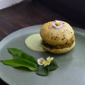 Vegan nettle burgers with wild carrot seeds. Un proyecto de  de Iva Hari - 01.08.2023