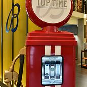 Breitling Fuelpump. Design industrial, Publicidade, Design de acessórios, Br, ing e Identidade, e Design de produtos projeto de Tiemen Brouwer - 12.03.2023