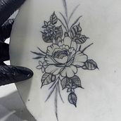 Meu projeto do curso: Tatuagem botânica com pontilhismo. Un progetto di Illustrazione tradizionale, Design di tatuaggi e Illustrazione botanica di Sabrina Mozena - 09.08.2023