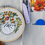 Mon projet du cours : Illustrations brodées : de l'aquarelle au fil à coudre. Accessor, Design, Costume Design, Arts, Crafts, Embroider, Fiber Arts, Color Theor, and Textile Design project by lculma17 - 08.10.2023