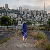 I do not belong here. Un proyecto de Fotografía, Bellas Artes, Stor, telling, Iluminación fotográfica, Fotografía digital y Fotografía artística de Lika Khukhashvili - 13.08.2023