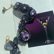Mi proyecto del curso: Bordado con pedrería: crea accesorios para el pelo. Accessor, Design, Arts, Crafts, Jewelr, Design, Fashion Design, Embroider, DIY, and Textile Design project by Ale Torres - 08.13.2023