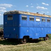 Zirkuswagen bemalen. Street Art, and Painting project by Tine Stock - 08.20.2023