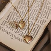 queenbee jewelry. Marketing project by Eliana Castañon - 08.21.2023