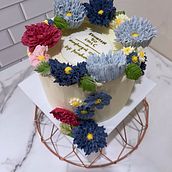 My project for course: Decorative Buttercream Flowers for Cake Design. Design, e DIY projeto de nurfarahinyien92 - 21.08.2023