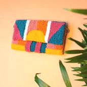 Mi proyecto del curso: Técnicas de punch needle para accesorios personalizados. Un proyecto de Artesanía, Bordado, Tejido, DIY, Punch needle y Diseño textil de Kerlys León - 21.11.2023