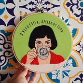 Meu projeto do curso: Criação de retratos bordados com aquarela " Amelie Poulain otimista" . Textile Design, Decorative Painting, DIY, Design, Arts, and Crafts project by Rayssa Gomes - 02.05.2023