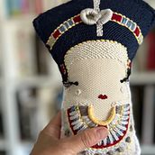 Nefertiti doll. Un progetto di Textile Design, Artigianato, Ricamo, Design e Punch needle di Elena Mariño - 27.08.2023