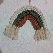 Proyecto final arcoiris con nudo cuadrado.. Een project van Craft van María Noel Medina - 30.08.2023