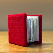 My project for course: Make a Tiny Book: Miniature Bookbinding and Illustration. Un progetto di Illustrazione tradizionale, Artigianato, Rilegatura e DIY di 6hkxhffhz4 - 31.08.2023
