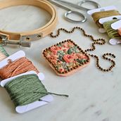 Mon projet du cours : Broderie : créez des motifs floraux sur du feutre   Ein Projekt aus dem Bereich Erweiterungsentwicklung, H, werk, Musterdesign, Botanische Illustration und Textildesign von Nelly Glassmann - 02.09.2023