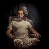 My project for course: Dark Conceptual Portraits. Un progetto di Fotografia, Fotografia di ritratto, Illuminazione fotografica e Fotografia artistica di andresena2 - 04.09.2023