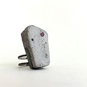 Rhodolite Garnet Concrete Ring. Un projet de 3D, Création d'accessoires, Artisanat, Design de bijoux, St , et lisme de traceycarswell - 20.04.2020