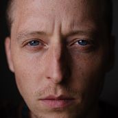 My project for course: Modern Headshot Photography: Capture Profound Portraits. Un proyecto de Fotografía, Fotografía de retrato, Iluminación fotográfica, Fotografía de estudio, Fotografía digital y Fotografía artística de Olly Heaton - 09.09.2023