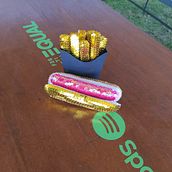 Equal festival green dog . Design accesoriu, Arte și meșteșuguri, Design de produs și Design textil de caro bogda - 09.16.2023