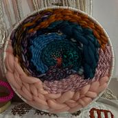Mi proyecto del curso: Tejido en telar circular para tapices de pared coloridos. Un projet de Artisanat, Design d'intérieur, Création de motifs, Art textile, Tissage , et Design textile de Betzabe Rojas - 19.09.2023