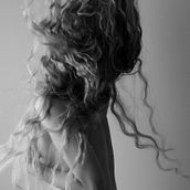 En-movimiento. Photography, Photo Retouching, Portrait Photography, Studio Photography, Fine-Art Photography, Photomontage, and Self-Portrait Photography project by Eliana Janka - 09.17.2023