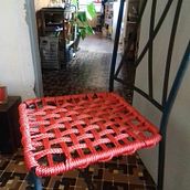Mon projet du cours : Techniques de tressage de corde pour des chaises colorées. Design, Arts, Crafts, Furniture Design, Making, and Weaving project by Francine Maurer - 09.21.2023