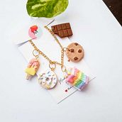Miniature Sweets Polymer Clay Earrings . Un proyecto de Diseño, Diseño de jo, as y Artesanía de Kriti, Mindful Vibing - 22.09.2023