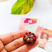 Miniature Polymer Clay Cake. Un proyecto de Diseño, Artesanía, Diseño de jo y as de Kriti, Mindful Vibing - 22.09.2023