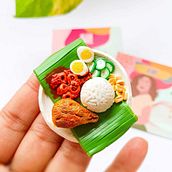 Miniature Polymer Nasi Lemak . Un proyecto de Diseño, Artesanía, Diseño de jo y as de Kriti, Mindful Vibing - 22.09.2023