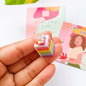 Miniature Polymer Clay Cake Piece. Un proyecto de Diseño, Artesanía, Diseño de jo y as de Kriti, Mindful Vibing - 22.09.2023