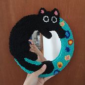 My project for course: Punch Needle Techniques for Home Decorations. Accessor, Design, Arts, Crafts, Embroider, Decoration, Fiber Arts, Punch Needle, and Textile Design project by Sabrina Mieko Viana - 09.14.2023