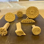 textured mugs... hand made stamps . Seni, Kerajinan, Dan Desain Pola proyek oleh premkavisho - 09.28.2023