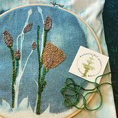 Borsa tinta in Cianotipia e ricamata a punch needle (Fattoria del Gelso). Projekt z dziedziny  Haft,  Dekoracja wnętrz,  Haft pętelkow, Wzornictwo tekst i liów użytkownika Elisabetta Bernuzzi - 02.10.2023
