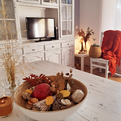 Deco otoño para apartamento de alquiler turístico en Costa Brava. Un proyecto de Decoración de interiores de Susana Garcia Cuadro - 04.10.2023