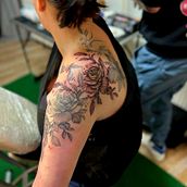 Mein Abschlussprojekt für den Kurs: Botanisches Tattoo mit Pointillismus. Un progetto di Illustrazione tradizionale, Design di tatuaggi e Illustrazione botanica di eudoxia - 05.10.2023