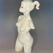 I Think You Should Smile More. Een project van Beeldhouwwerk van Alexandra Messimer - 05.10.2023