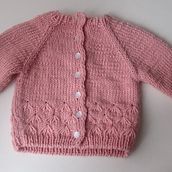 Meu projeto do curso: Tricô para roupas infantis com raglan top-down. Un progetto di Fashion design, Fiber Art, Maglia e Textile Design di mairalucena - 06.10.2023