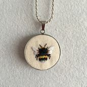 Mi proyecto del curso: Bordado en miniatura: crea joyas textiles . % Francisca Vásquez G tarafından hazırlanan Mücevher Tasarımı, Nakış, Ve Tekstil Tasarımı projesi - 10.07.2023