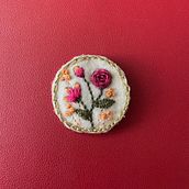 My project for course: Embroidery Techniques for Floral Patterns on Felt . Un progetto di Design di accessori, Artigianato, Pattern design, Illustrazione botanica e Textile Design di Sisilvic - 08.10.2023