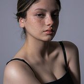 Mi proyecto del curso: Fotografía de belleza. Un progetto di Fotografia, Fotografia di ritratto, Fotografia in studio e Fotografia digitale di zapatosmodanogales - 10.10.2023